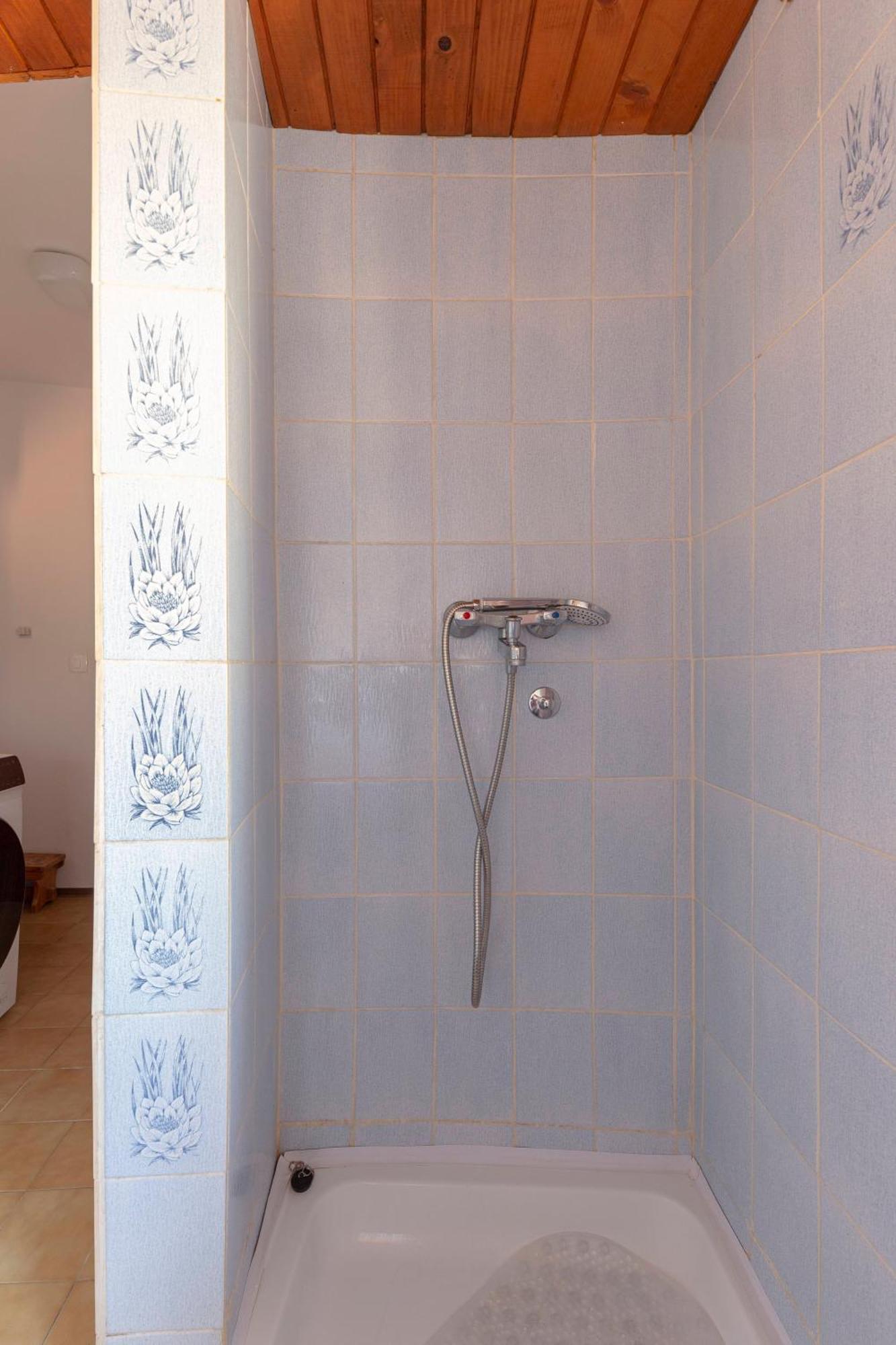 Under The Rock House In Osp With Hot Tub Apartment Екстериор снимка