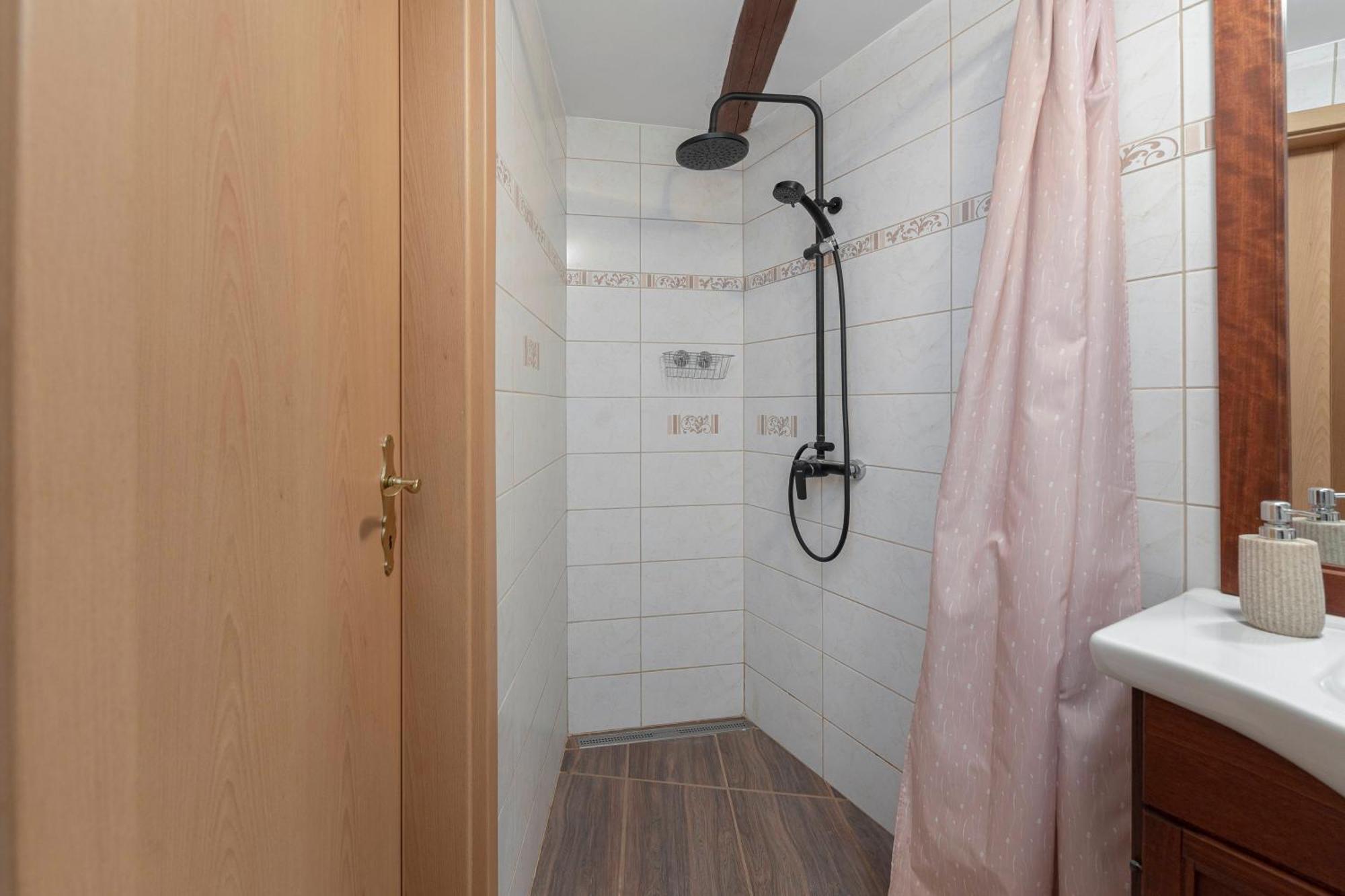 Under The Rock House In Osp With Hot Tub Apartment Екстериор снимка