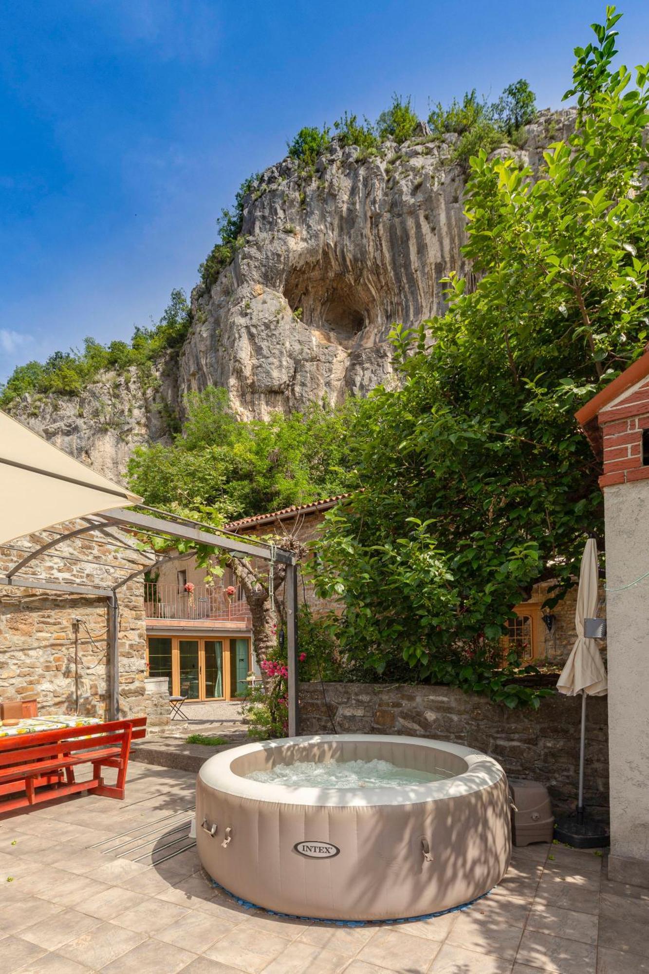 Under The Rock House In Osp With Hot Tub Apartment Екстериор снимка