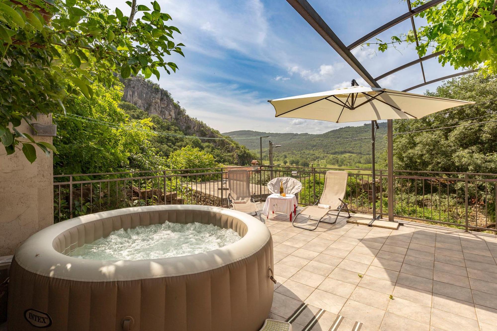 Under The Rock House In Osp With Hot Tub Apartment Екстериор снимка