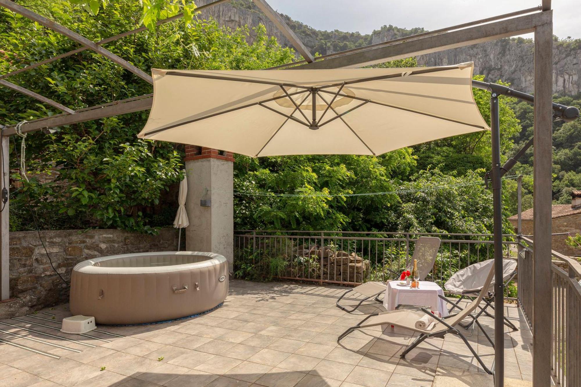 Under The Rock House In Osp With Hot Tub Apartment Екстериор снимка
